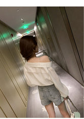 Camisa sexy y elegante con hombros descubiertos y cuello inclinado